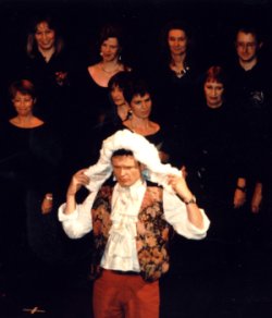 Der Chor in Flammen (1994), Szenenfoto ("Herr Hendl")